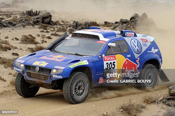 Giniel de Villiers of South Africa steers his Volkswagen during the 9th stage of the Dakar 2009, between La Serena and Copiapo, Chile on January 12,...
