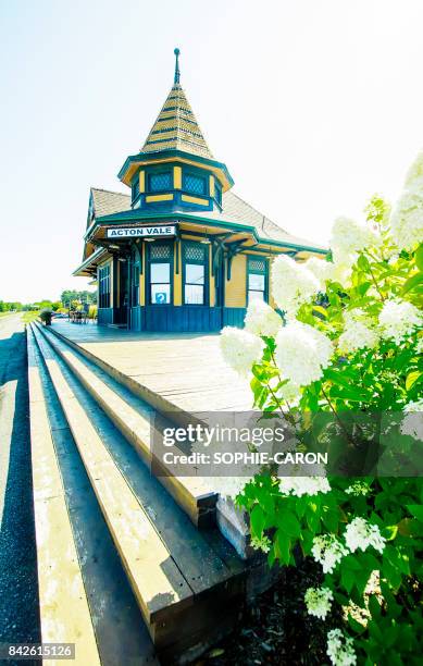 gare de acton vale - effet de perspective stock-fotos und bilder