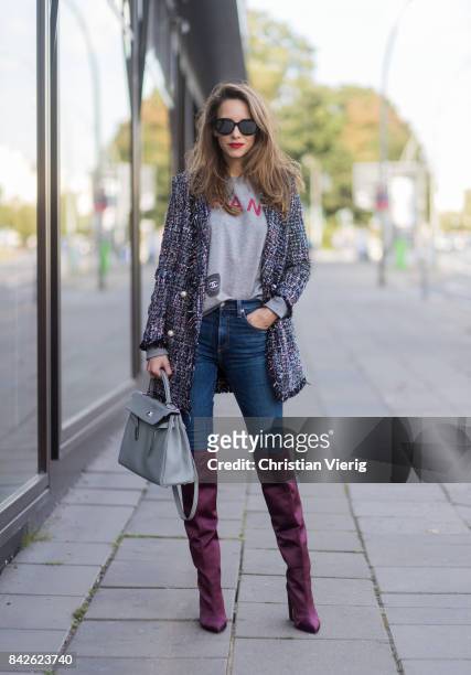 Alexandra Lapp wearing Vintage sweater from Chanel, overknee boots in burgundy from Zara, oversized, long tweed jacket with pearls from Zara, high...