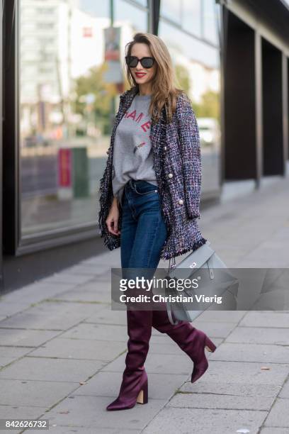 Alexandra Lapp wearing Vintage sweater from Chanel, overknee boots in burgundy from Zara, oversized, long tweed jacket with pearls from Zara, high...