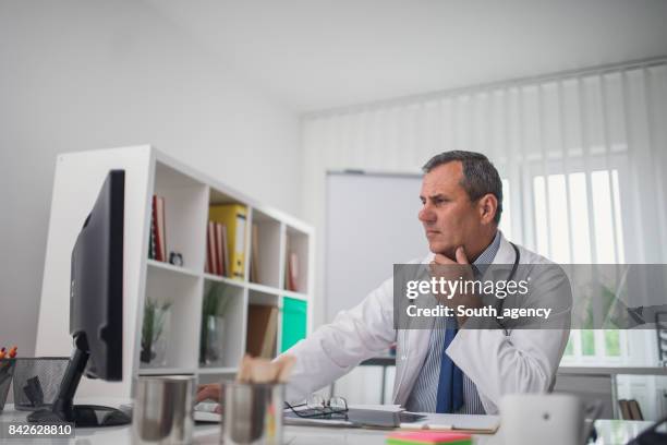 doctor using computer - ordination stock pictures, royalty-free photos & images
