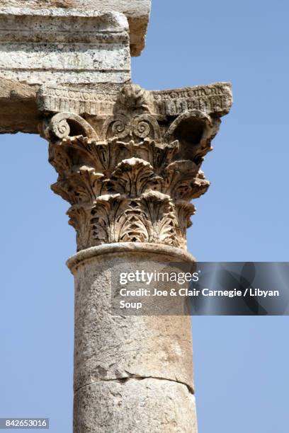 corinthian column capital close up at apamea in syria. - korinthisch stock-fotos und bilder