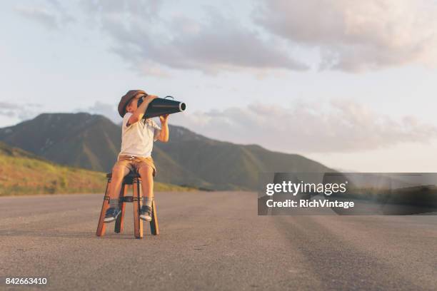 jonge jongen verkoper geeft megafoon bericht - wrong way stockfoto's en -beelden