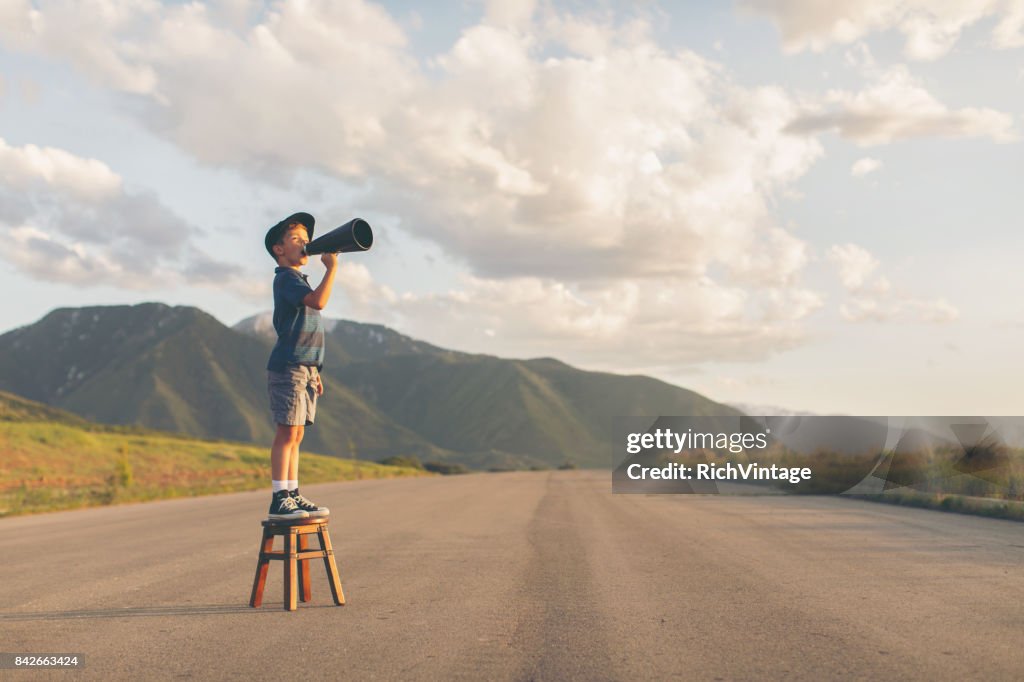Joven habla a través de megáfono