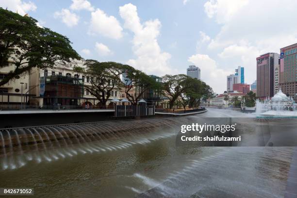 new development taking place at masjid jamek kuala lumpur as part of river of life project by city council of kuala lumpur. - masjid jamek stockfoto's en -beelden