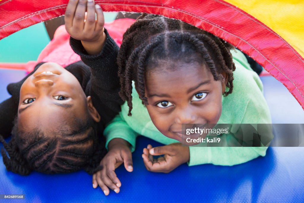 Zwei Kinder spielen in der Hüpfburg