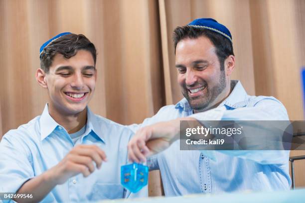 padre e hijo jugando trompo - jewish man fotografías e imágenes de stock