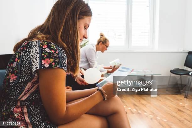 wartezimmer-menschen - dentist waiting room stock-fotos und bilder