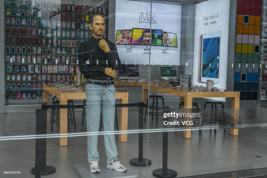 Life-size Silicone Sculpture Of Steve Jobs Makes Debut In Chengdu