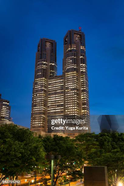 tokyo metropolitan government building at blue hour - regierungsgebäude der präfektur tokio stock-fotos und bilder