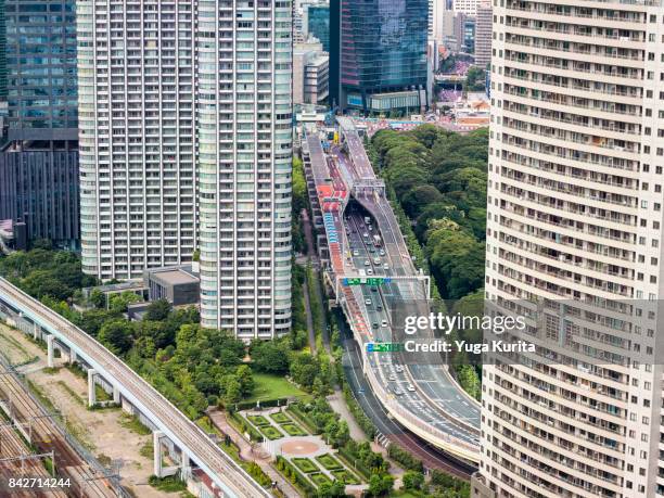 multiple modes of transport in japan - tokyo world trade center photos et images de collection