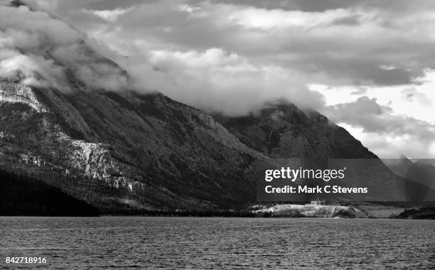 mount crandell and the prince of wales hotel (black & white) - waterton lakes national park stock-fotos und bilder