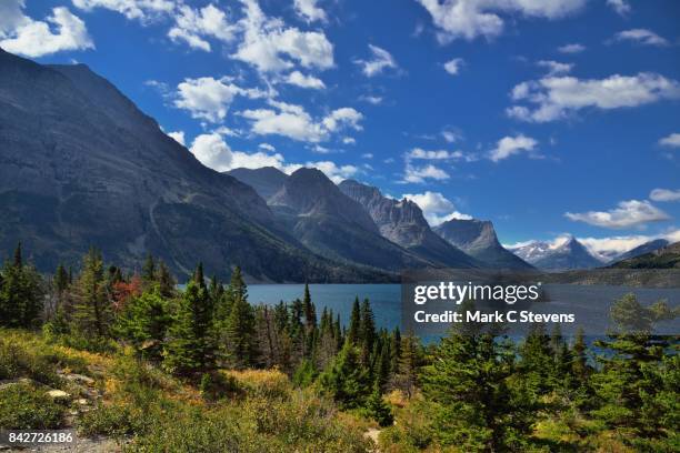 beautiful mountains lined up in glacier national park - going to the sun road stock-fotos und bilder