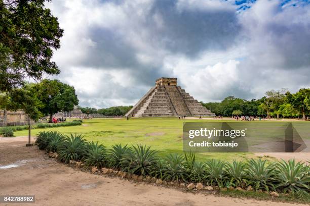 chichen itza pyramids mexico - kukulkan pyramid stock pictures, royalty-free photos & images