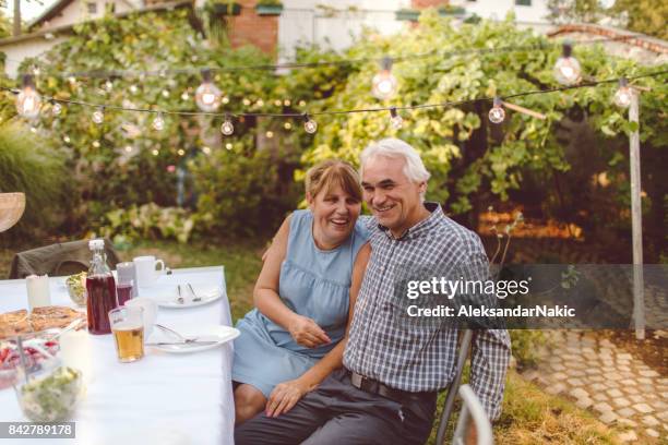 silberhochzeit - candid mature couple outdoors stock-fotos und bilder