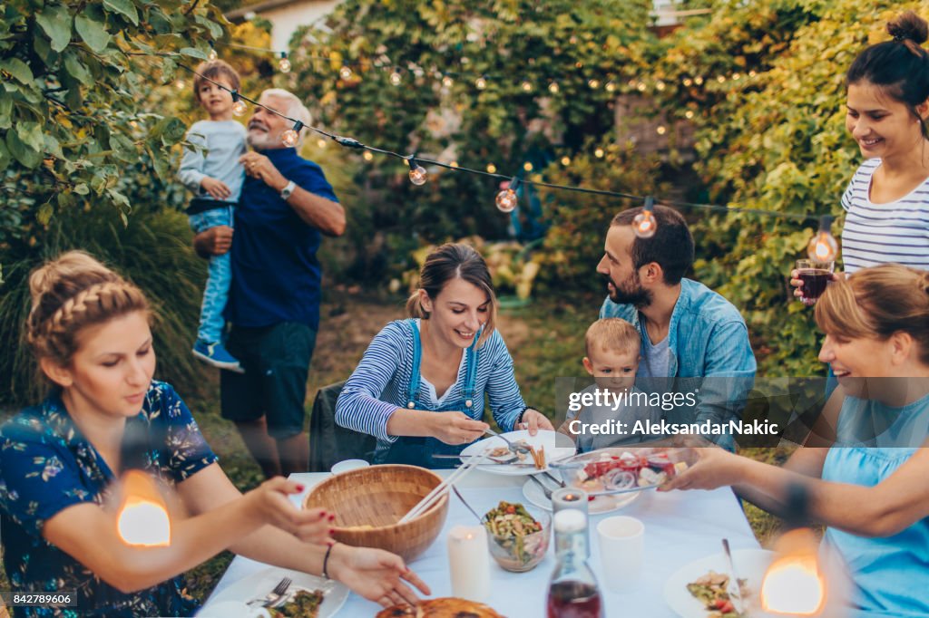 Mehr-Generationen-Familie bei einer Dinner-party