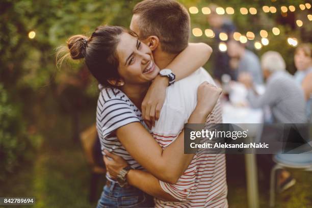 celebración de compromiso con la familia - compromiso fotografías e imágenes de stock