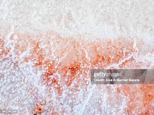 natural white and pink salt background, in an outdoor salt mine. villena, spain - sal mineral fotografías e imágenes de stock