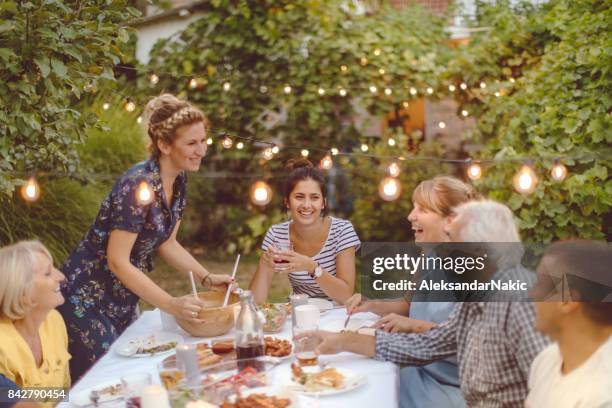 reunión durante la cena familiar - fiesta de jardín fotografías e imágenes de stock