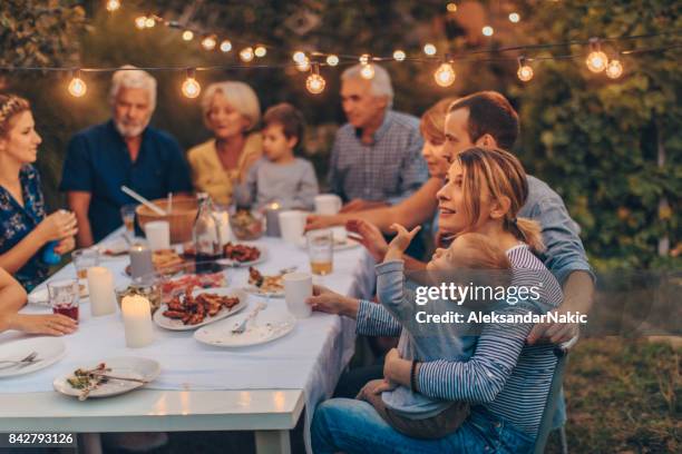 dankzegging met familie - thanksgiving table stockfoto's en -beelden