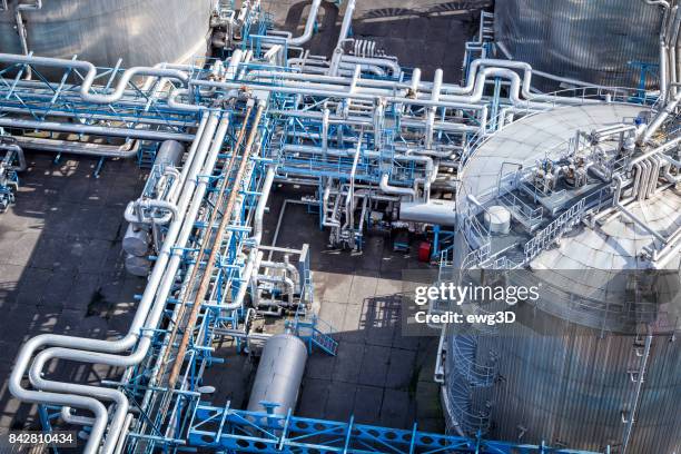 en la refinería de tuberías de acero - conducto fotografías e imágenes de stock