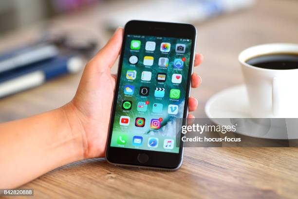 using apple iphone 6 - iphone 6 hand stock pictures, royalty-free photos & images