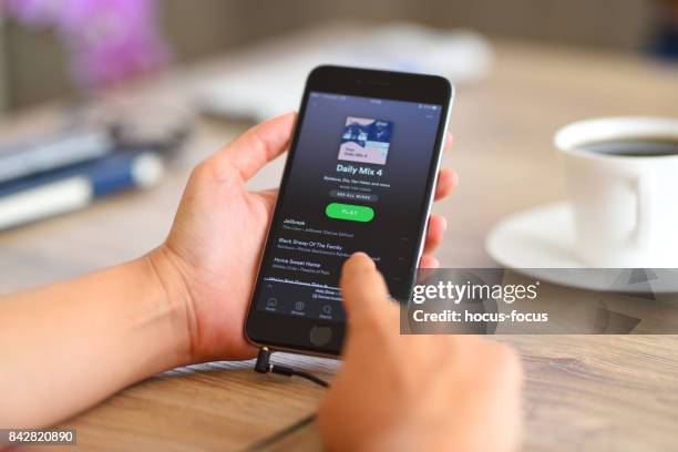 spotify auf iphone 6 - how we listen to music stock-fotos und bilder