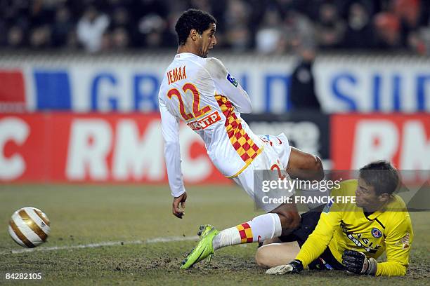 Lens's forward Issam Jemaa challenges with Paris Saint-Germain's goalkeaper Mickael Landreau during their French League Cup quarter final football...