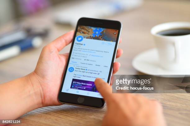 twitter on apple iphone 6 - online messaging stock pictures, royalty-free photos & images