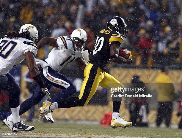 Wide Receiver Santonio Holmes of the Pittsburgh Steelers runs back a punt return for a touchdown en route to his team's 35-24 victory over the San...