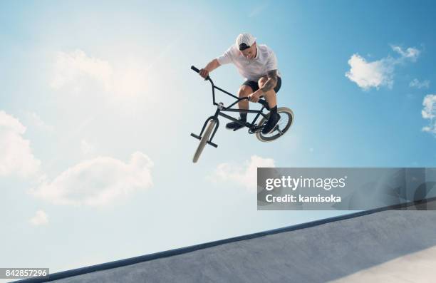 joven bicicleta bmx rider - bicicleta bmx fotografías e imágenes de stock
