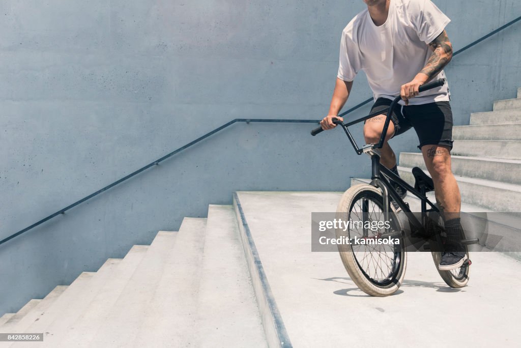 Joven bicicleta BMX rider