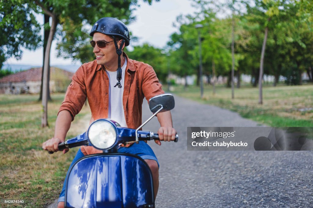 Gut aussehender Mann Oldtimer Motorroller