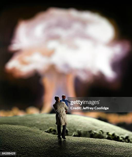 figurines and nuclear explosion - mushroom cloud - fotografias e filmes do acervo