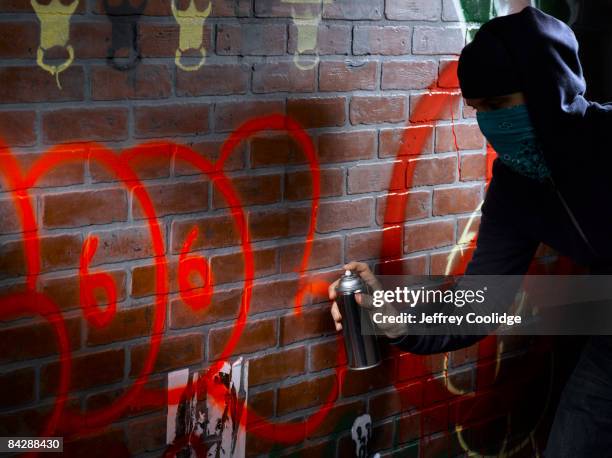 graffiti artist painting - vandalismo imagens e fotografias de stock