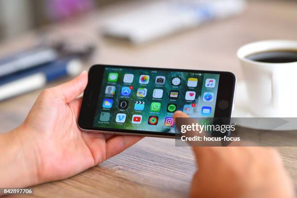 using apple iphone 6 - iphone 6 hand stock pictures, royalty-free photos & images
