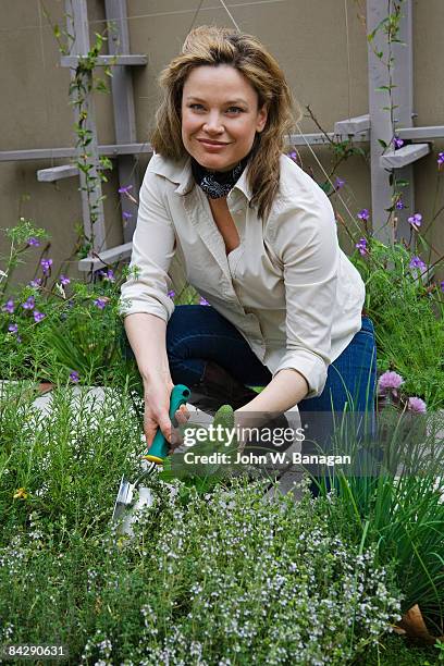 38 year old woman in garden - 39 year old stockfoto's en -beelden