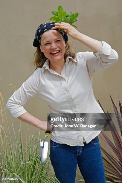 38 year old woman in garden - 39 year old stockfoto's en -beelden