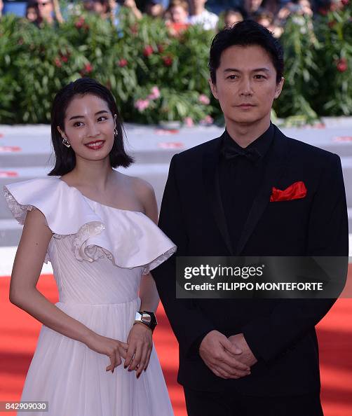 Hirose Suzu dan Fukuyama Masaharu di acara karpet merah - Getty Images