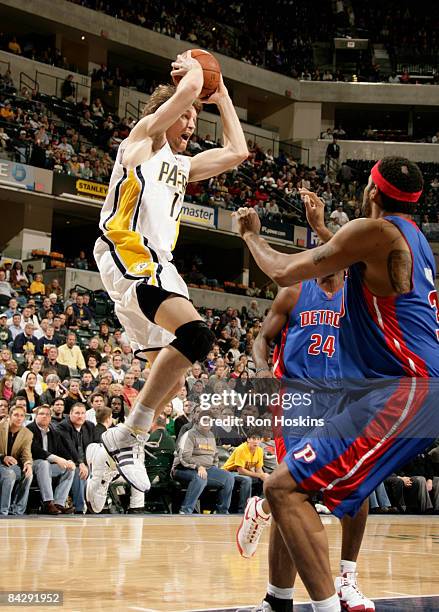 Mike Dunleavy looks to pass the ball over Antonio McDyess and Rasheed Wallace of the Detroit Pistons at Conseco Fieldhouse on January 14, 2009 in...