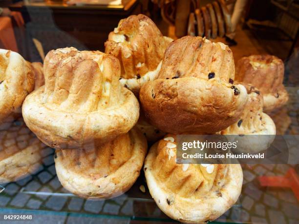 kugelhopf in a strasbourg bakery window - kugelhopf foto e immagini stock