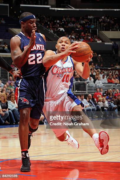 Eric Gordon of the Los Angeles Clippers goes to the basket against Ronald Murray of the Atlanta Hawks at Staples Center on January 14, 2009 in Los...