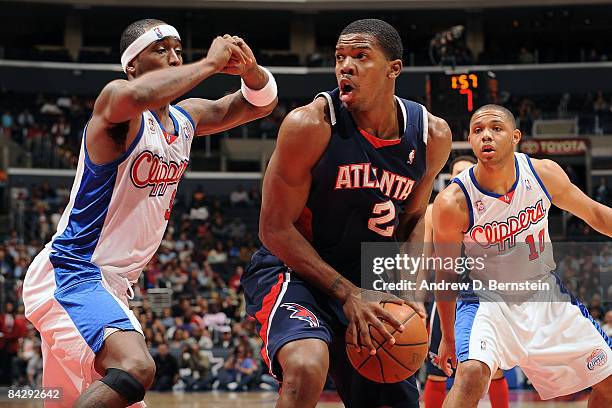 Joe Johnson of the Atlanta Hawks is defended by Ricky Davis and Eric Gordon of the Los Angeles Clippers at Staples Center on January 14, 2009 in Los...