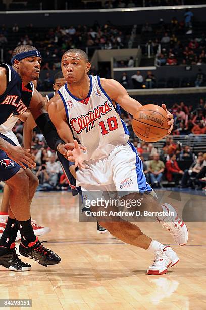 Eric Gordon of the Los Angeles Clippers goes to the basket against Josh Smith of the Atlanta Hawks at Staples Center on January 14, 2009 in Los...