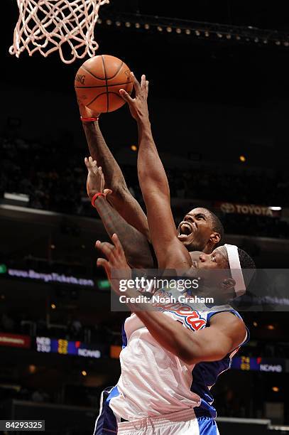 Al Thornton of the Los Angeles Clippers defends against Marvin Williams of the Atlanta Hawks at Staples Center on January 14, 2009 in Los Angeles,...