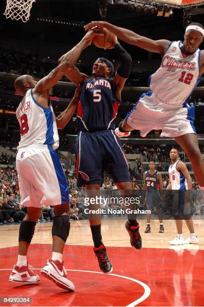 Josh Smith of the Atlanta Hawks goes to the basket against Brian Skinner and Al Thornton of the Los Angeles Clippers at Staples Center on January 14,...