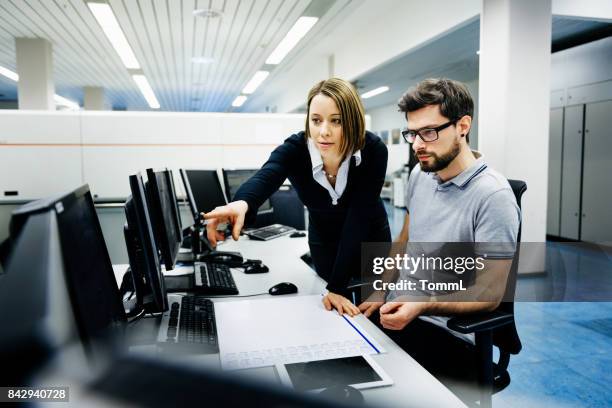 het professionals in de controlekamer - network security stockfoto's en -beelden