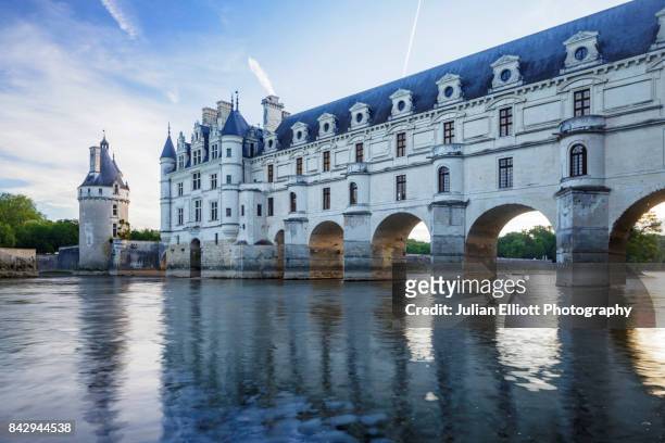 looking down the river cher to the chateau chenonceaux at chenonceau in france. - chenonceau stock pictures, royalty-free photos & images