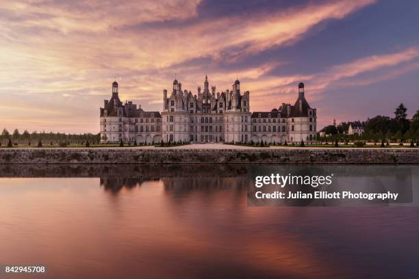 dawn at the chateau of chambord in france. - castelo de chambord - fotografias e filmes do acervo