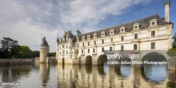 looking down the river cher to the chateau chenonceaux at chenonceau in france. - chenonceaux photos et images de collection